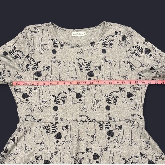 Grey stretch knit dress with whimsical cat print, long sleeves and pockets. - Picture 6 of 9